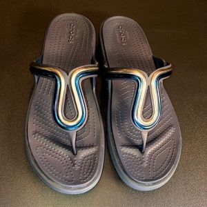 Crocs Sanrah Metal Block Flat Flip Flop Sandals Navy Blue Silver. 10